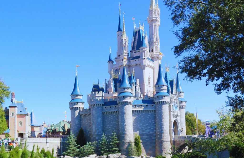 Cinderella Castle at Disney World. Keep reading to get the best souvenirs from Florida.