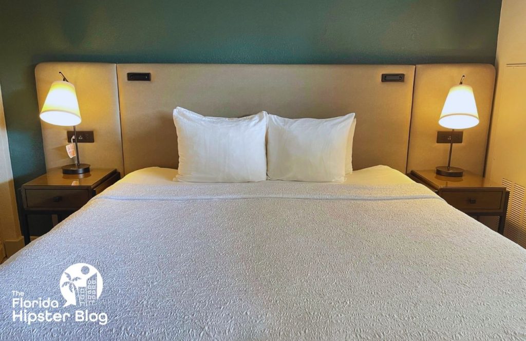 Things to do in Tampa Bay, Florida Hotel Alba. Cozy retreat like guest room with big comfy bed with luxurious bedding and ambient lighting. Keep reading to find out more about one of the best hotels in Tampa, Hotel Alba Tampa, Tapestry Collection by Hilton. 