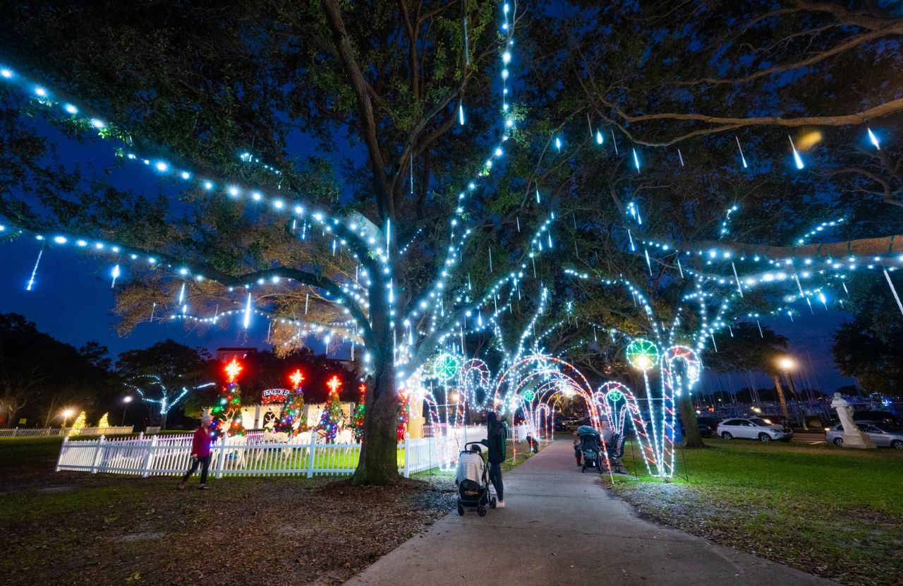 Top 10 BEST Christmas Lights in Tampa You MUST See (2023) Florida Hipster