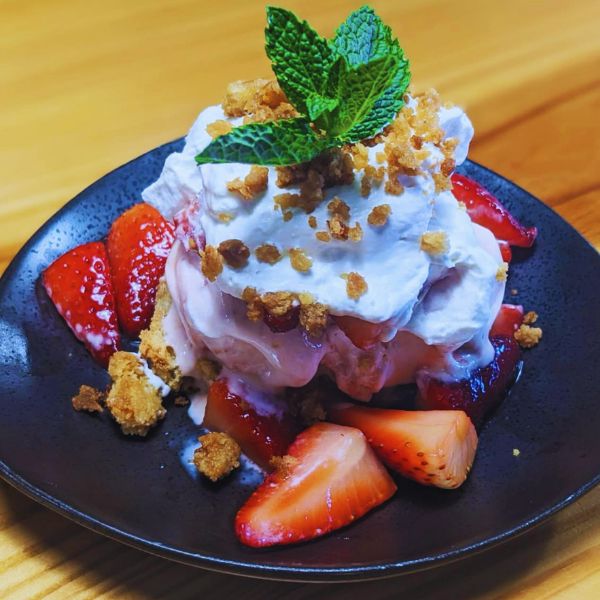 The Boozy Pig with strawberry basil ice cream over a buttermilk shortbread with balsamic marinated strawberries, honey-lemon shortbread crumble. One of the best places to get lunch in tampa, florida.