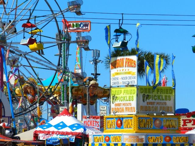 Florida-State-Fair-Rides-with-Ferris-Wheel-and-Food-Kiosks. One of the best things to add to your Florida winter bucket list.